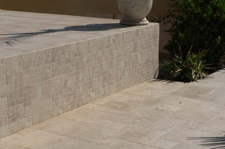 travertin mini opus  carreaux assembles sur des trames de 30x30