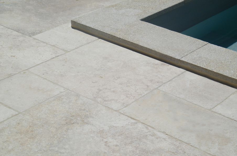 carrelage beige exterieur travertin